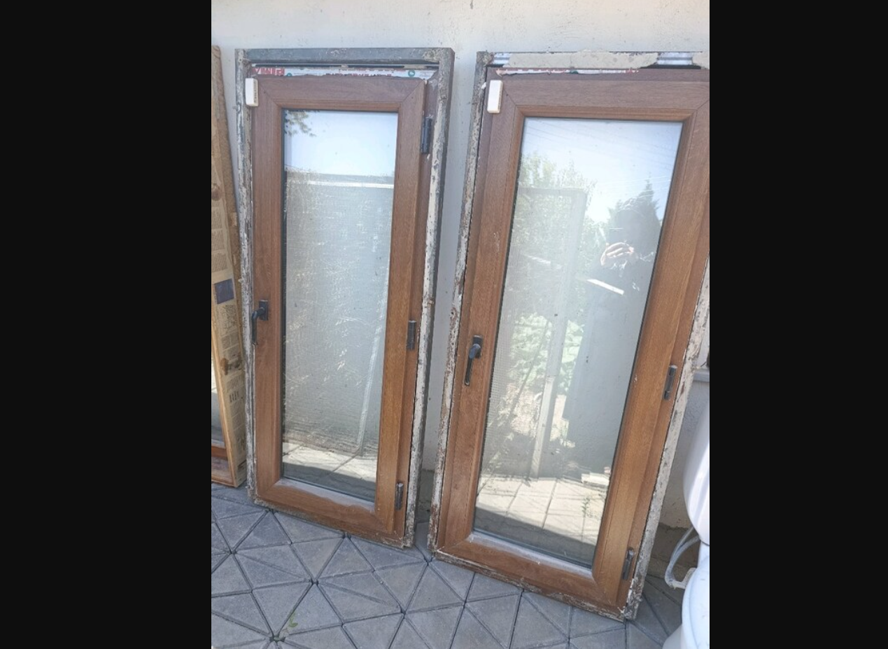 ahşap görünümlü kahverengi çıkma pencere